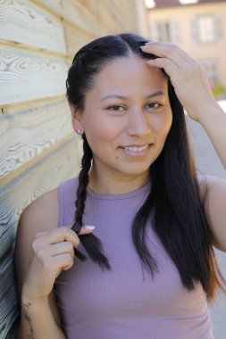 At kuyruklu genç İspanyol kadının portresi.