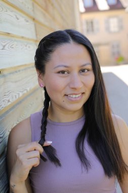 At kuyruklu genç İspanyol kadının portresi.