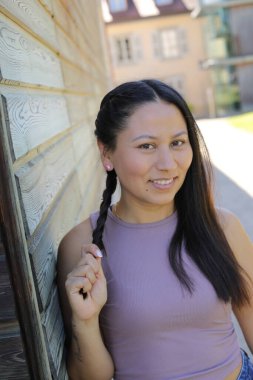 At kuyruklu genç İspanyol kadının portresi.