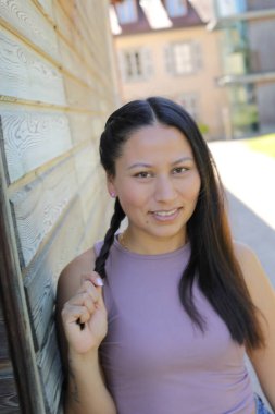 At kuyruklu genç İspanyol kadının portresi.