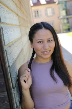 At kuyruklu genç İspanyol kadının portresi.