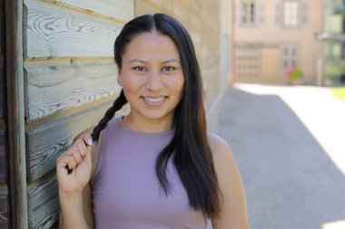 At kuyruklu genç İspanyol kadının portresi.