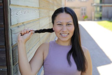 At kuyruklu genç İspanyol kadının portresi.