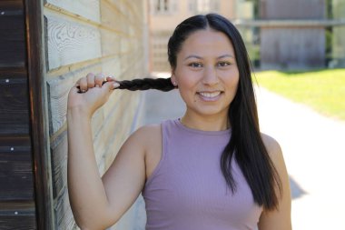 At kuyruklu genç İspanyol kadının portresi.