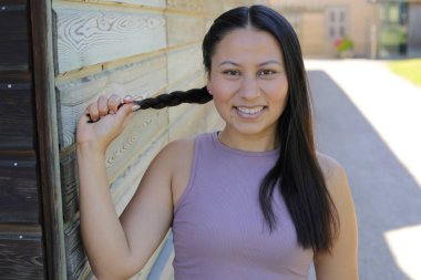 At kuyruklu genç İspanyol kadının portresi.