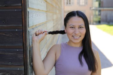 At kuyruklu genç İspanyol kadının portresi.