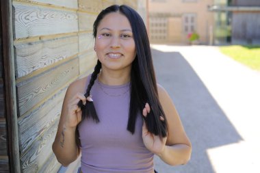 At kuyruklu genç İspanyol kadının portresi.