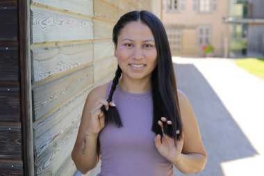 At kuyruklu genç İspanyol kadının portresi.