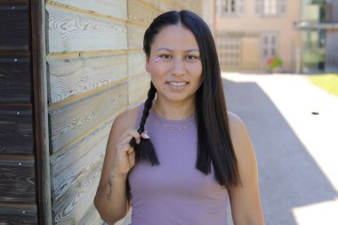 At kuyruklu genç İspanyol kadının portresi.