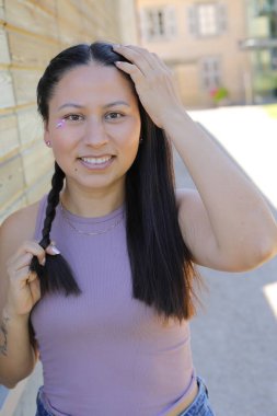 At kuyruklu genç İspanyol kadının portresi.