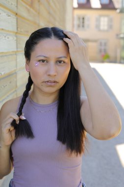 At kuyruklu genç İspanyol kadının portresi.