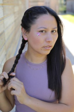 At kuyruklu genç İspanyol kadının portresi.