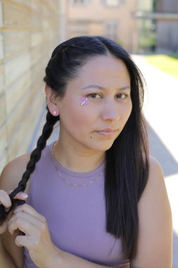 Yüzünde parlak taşlar olan eğlenceli bir kadın. 