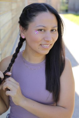 Yüzünde parlak taşlar olan eğlenceli bir kadın. 