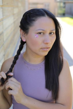 Yüzünde parlak taşlar olan eğlenceli bir kadın. 