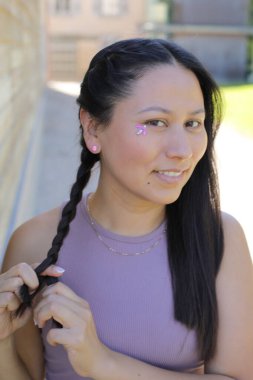 Yüzünde parlak taşlar olan eğlenceli bir kadın. 