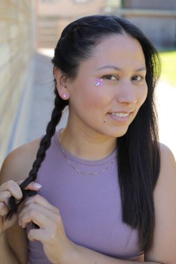 Yüzünde parlak taşlar olan eğlenceli bir kadın. 