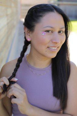 Yüzünde parlak taşlar olan eğlenceli bir kadın. 