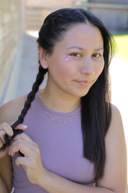 Yüzünde parlak taşlar olan eğlenceli bir kadın. 