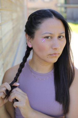 Yüzünde parlak taşlar olan eğlenceli bir kadın. 