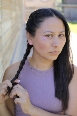 Yüzünde parlak taşlar olan eğlenceli bir kadın. 