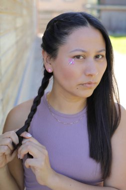 Yüzünde parlak taşlar olan eğlenceli bir kadın. 