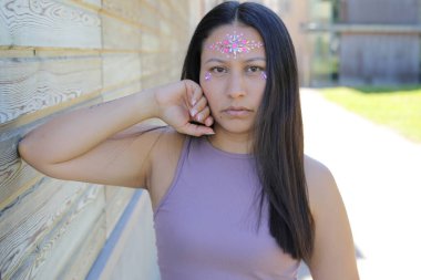 Yüzünde parlak taşlar olan eğlenceli bir kadın. 