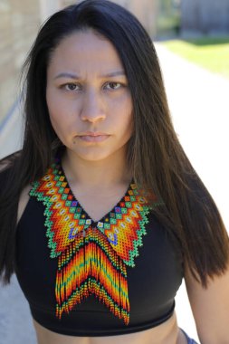 Geleneksel renkli elbiseli Amerikan yerlisi bir kadın. 