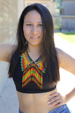 Geleneksel renkli elbiseli Amerikan yerlisi bir kadın. 