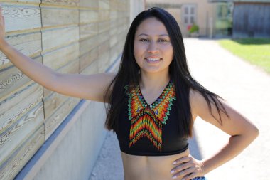 Geleneksel renkli elbiseli Amerikan yerlisi bir kadın. 