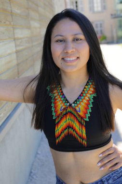 Geleneksel renkli elbiseli Amerikan yerlisi bir kadın. 