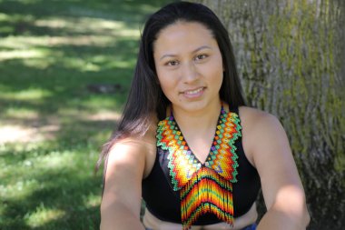 Geleneksel renkli elbiseli Amerikan yerlisi bir kadın. 