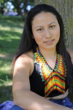 Geleneksel renkli elbiseli Amerikan yerlisi bir kadın. 