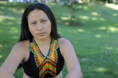 Geleneksel renkli elbiseli Amerikan yerlisi bir kadın. 