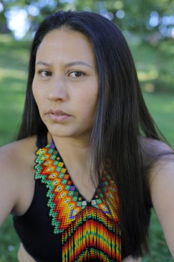 Geleneksel renkli elbiseli Amerikan yerlisi bir kadın. 