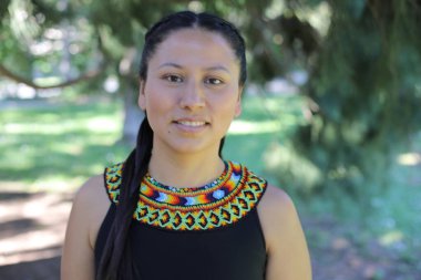 Geleneksel renkli elbiseli Amerikan yerlisi bir kadın. 