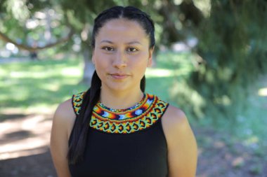 Geleneksel renkli elbiseli Amerikan yerlisi bir kadın. 