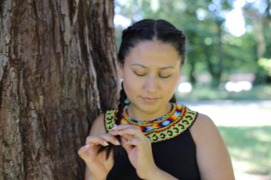 Geleneksel renkli elbiseli Amerikan yerlisi bir kadın. 