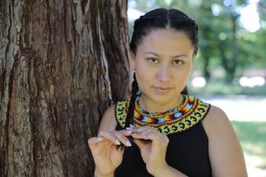 Geleneksel renkli elbiseli Amerikan yerlisi bir kadın. 