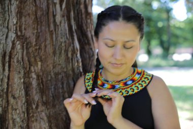 Geleneksel renkli elbiseli Amerikan yerlisi bir kadın. 