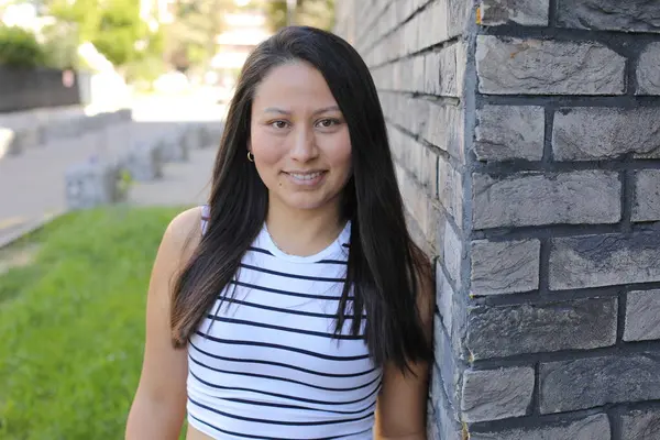 Mutlu genç İspanyol kadın açık havada