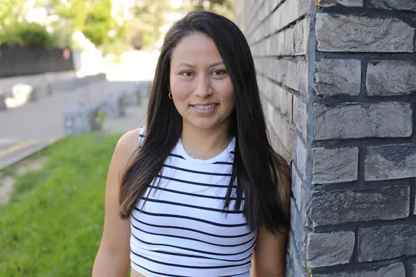 Mutlu genç İspanyol kadın açık havada