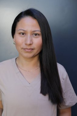 Güzel Latin bir kadının portresi.