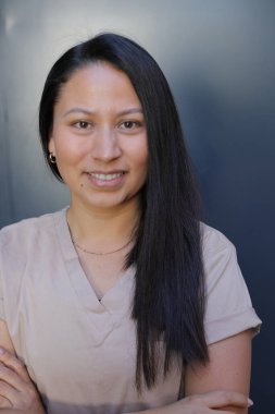 Güzel Latin bir kadının portresi.