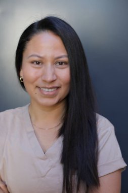 Güzel Latin bir kadının portresi.