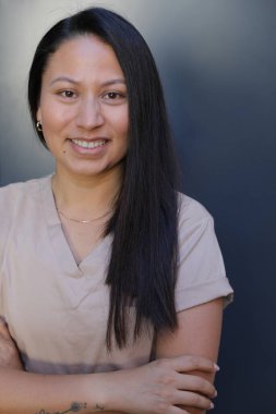 Güzel Latin bir kadının portresi.