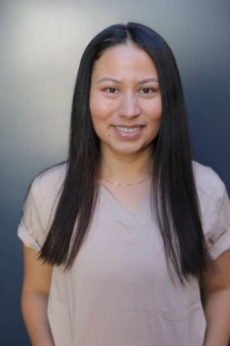 Güzel Latin bir kadının portresi.