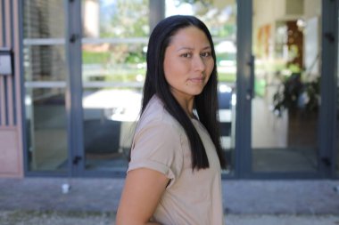 şehirde güzel bir genç kadın portresi