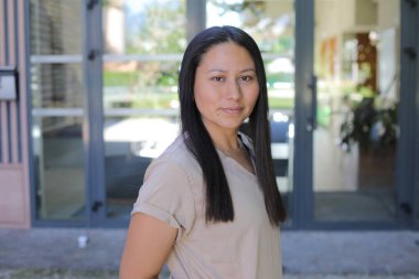 şehirde güzel bir genç kadın portresi