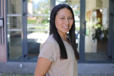 şehirde güzel bir genç kadın portresi